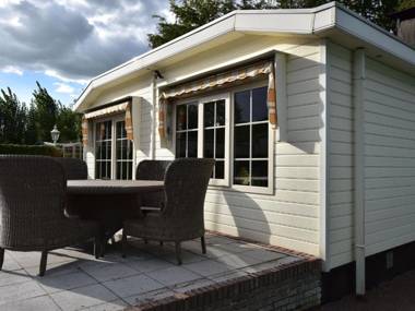 Modern Holiday Home in Kaatsheuvel with Jacuzzi