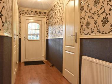 Modern Holiday Home in Kaatsheuvel with Jacuzzi