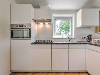 Beautiful bungalow with jacuzzi in Kaatsheuvel