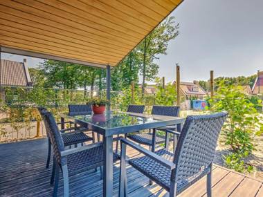 Beautiful bungalow with jacuzzi in Kaatsheuvel