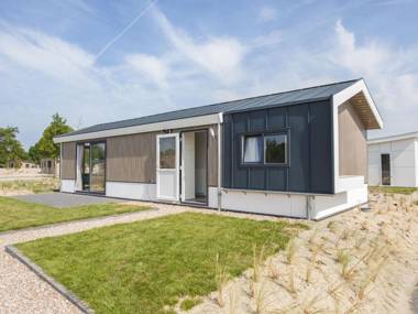 Modern chalet with combi microwave at 4.5 km. from Rockanje