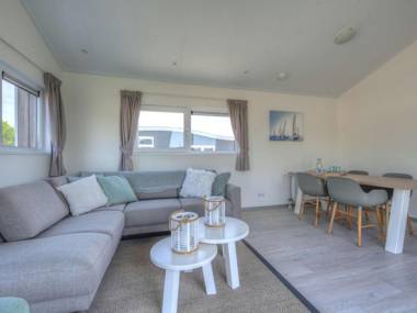 Modern chalet with combi microwave at 4.5 km. from Rockanje