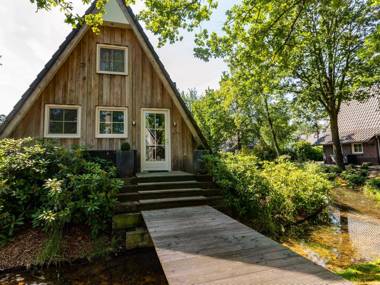 Romantic cottage with a sun shower in natural surroundings