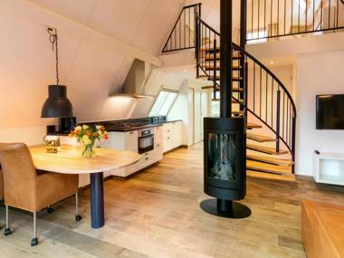 Romantic cottage with a sun shower in natural surroundings