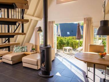 Romantic cottage with a sun shower in natural surroundings