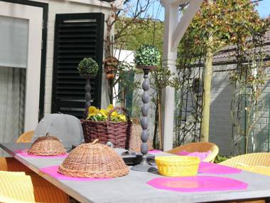 Welcoming Holiday Home in Heiloo with Sunlit Terrace