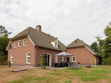 Luxurious holiday home in the middle of the Leenderbos nature reserve near quiet Leende