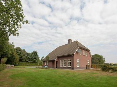 Luxurious holiday home in the middle of the Leenderbos nature reserve near quiet Leende