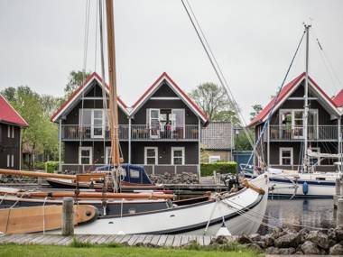 Cosy holiday home with microwave in the centre of Terherne