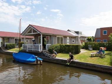 The cosy furnished chalet is located directly by the water