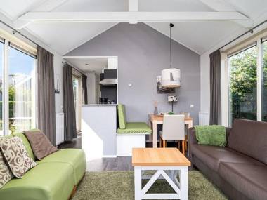 The cosy furnished chalet is located directly by the water