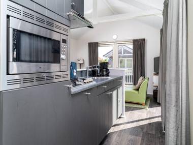 The cosy furnished chalet is located directly by the water