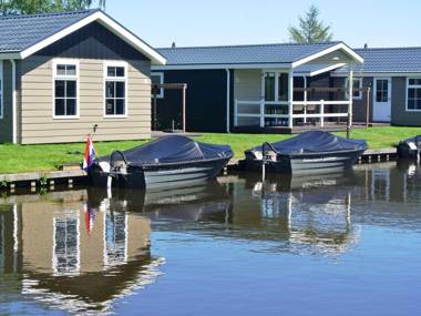 Compact lodge with an electric sloop in Giethoorn