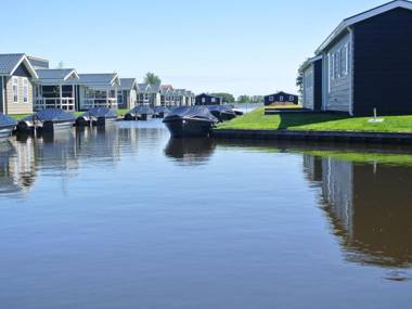 Compact lodge with an electric sloop in Giethoorn