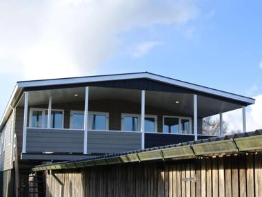 Modern lodge with an electric sloop in centre of Giethoorn