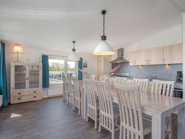 Modern lodge with an electric sloop in centre of Giethoorn