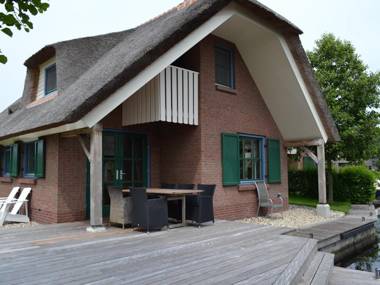 Thatched villa with a dishwasher at Giethoorn