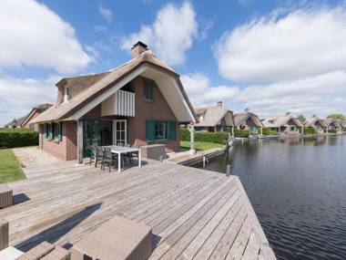 Thatched villa with a dishwasher at Giethoorn