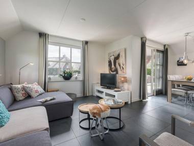 Thatched villa with a dishwasher at Giethoorn