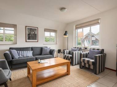 Stylish thatched villa with two bathrooms near Giethoorn