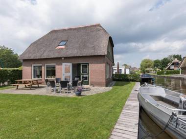 Stylish thatched villa with a dishwasher at Giethoorn