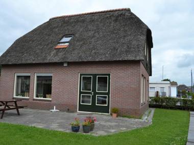 Stylish thatched villa with a dishwasher at Giethoorn