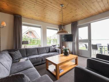 Stylish thatched villa with a dishwasher at Giethoorn
