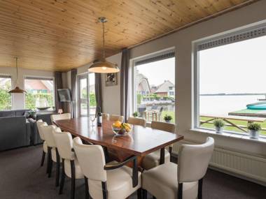 Stylish thatched villa with a dishwasher at Giethoorn