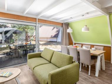 Restyled bungalow with dishwasher in natural surroundings