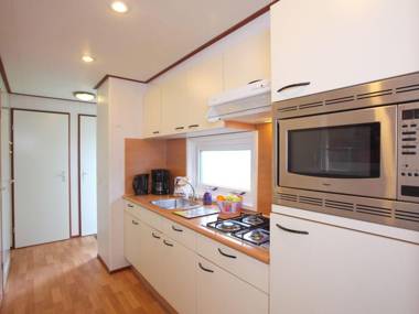 Tidy furnished chalet with a combi microwave in the Veluwe