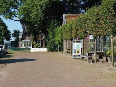 Cozy Holiday Home by the Canal in Dwingeloo