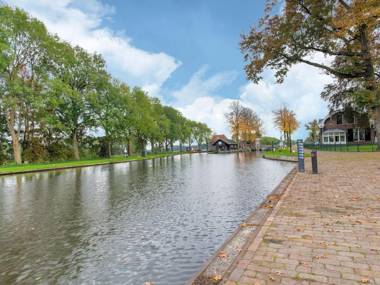 Cozy Holiday Home by the Canal in Dwingeloo