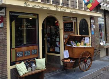 Hotel Hanzestadslogement De Leeuw in het centrum Snoepwinkel Hanzemuseum Koffieschenkerij met Binnenplaats Kamers met keukentje en Ontbijtservice
