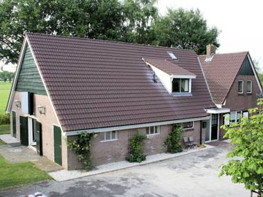 Detached atmospheric farmhouse with large garden and privacy near Dalfsen