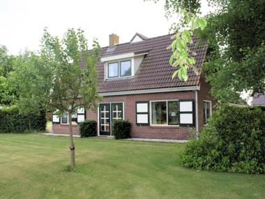 Detached atmospheric farmhouse with large garden and privacy near Dalfsen