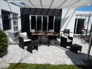 Wunderschoenes-freihstehendes-Ferienhaus-an-der-See-Sauna-Strand-Yachthafen-WLAN