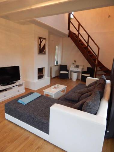 Traumhaftes-freistehendes-Ferienhaus-an-der-See-Strand-Yachthafen-W-Lan