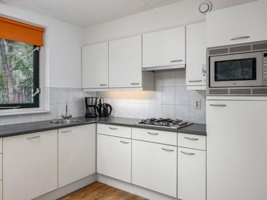 Detached bungalow with dishwasher next to a nature reserve