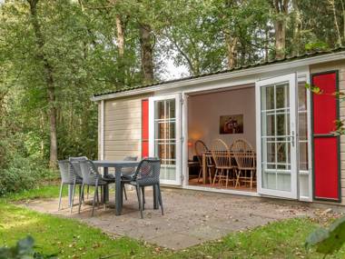 Cosy chalet with combi-microwave next to a nature reserve