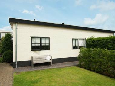 Quaint Summer Holiday Home in Egmond-Binnen with Garden