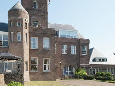 Vintage Holiday Home in Bergen aan Zee with Sea View