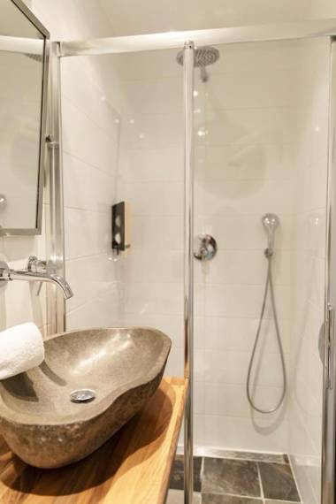 Quentin Golden Bear Hotel