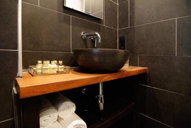 1637: Historic Canal View Suites