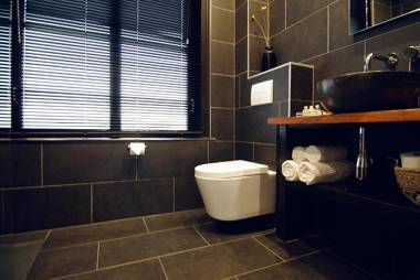 1637: Historic Canal View Suites