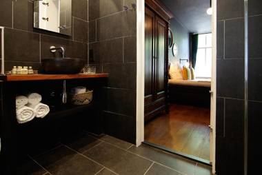 1637: Historic Canal View Suites