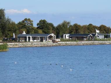 Modern chalet with dishwasher near the Markermeer