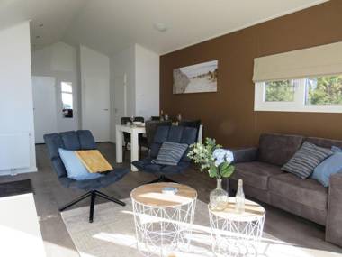 Modern chalet with dishwasher near the Markermeer