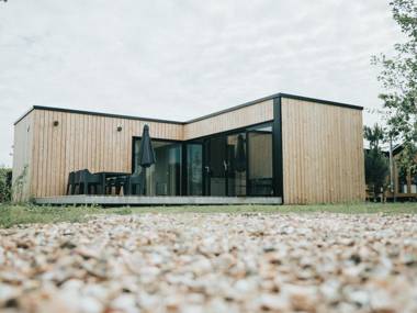 Modern chalet with terrace not far from the beach in Ouddorp