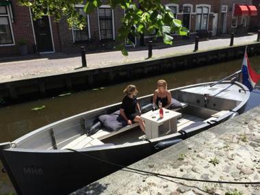 b&b het Herenhuys aan de historische gracht van Kollum