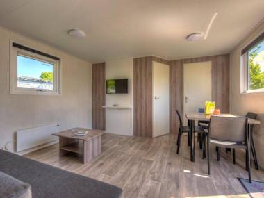 Modern chalet with microwave close to a lake